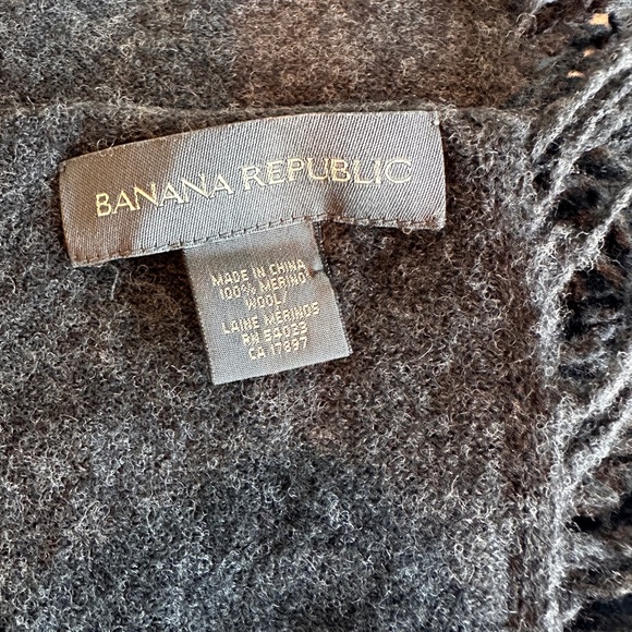 Banana Republic Charcoal Gray Merino Wool Fringe Winter Scarf🧣 - Picture 5 of 5